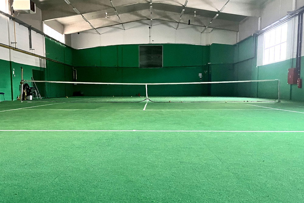 Pokrito teniško igrišče